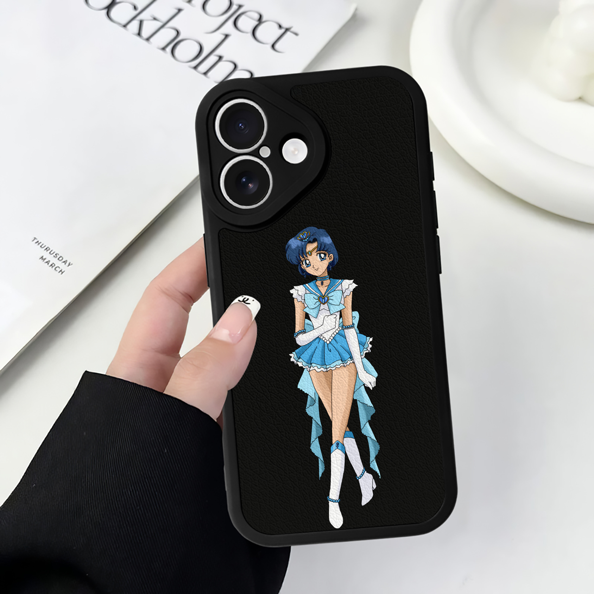 （画像用） 美少女戦士セーラームーン 水野 亜美 みずの あみ Sailor Moon Mizuno Ami 【iPhone 16シリーズ対応】シリコンスマホケース（レザー調） 材質：シリコン